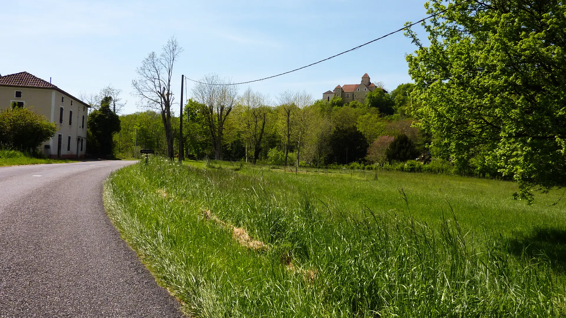 04Péchaurié - Route sous le chateau de Péchaurié© Lot Tourisme - C. Sanchez