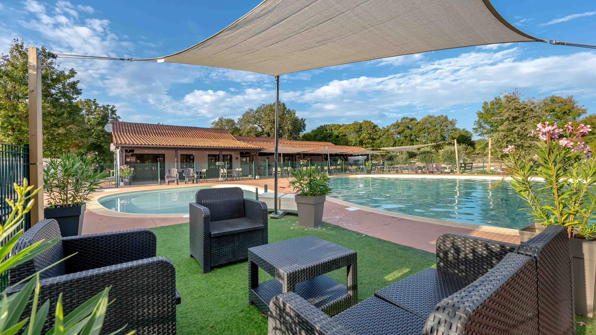 Camping-Dordogne-Les-Cigales-Piscine