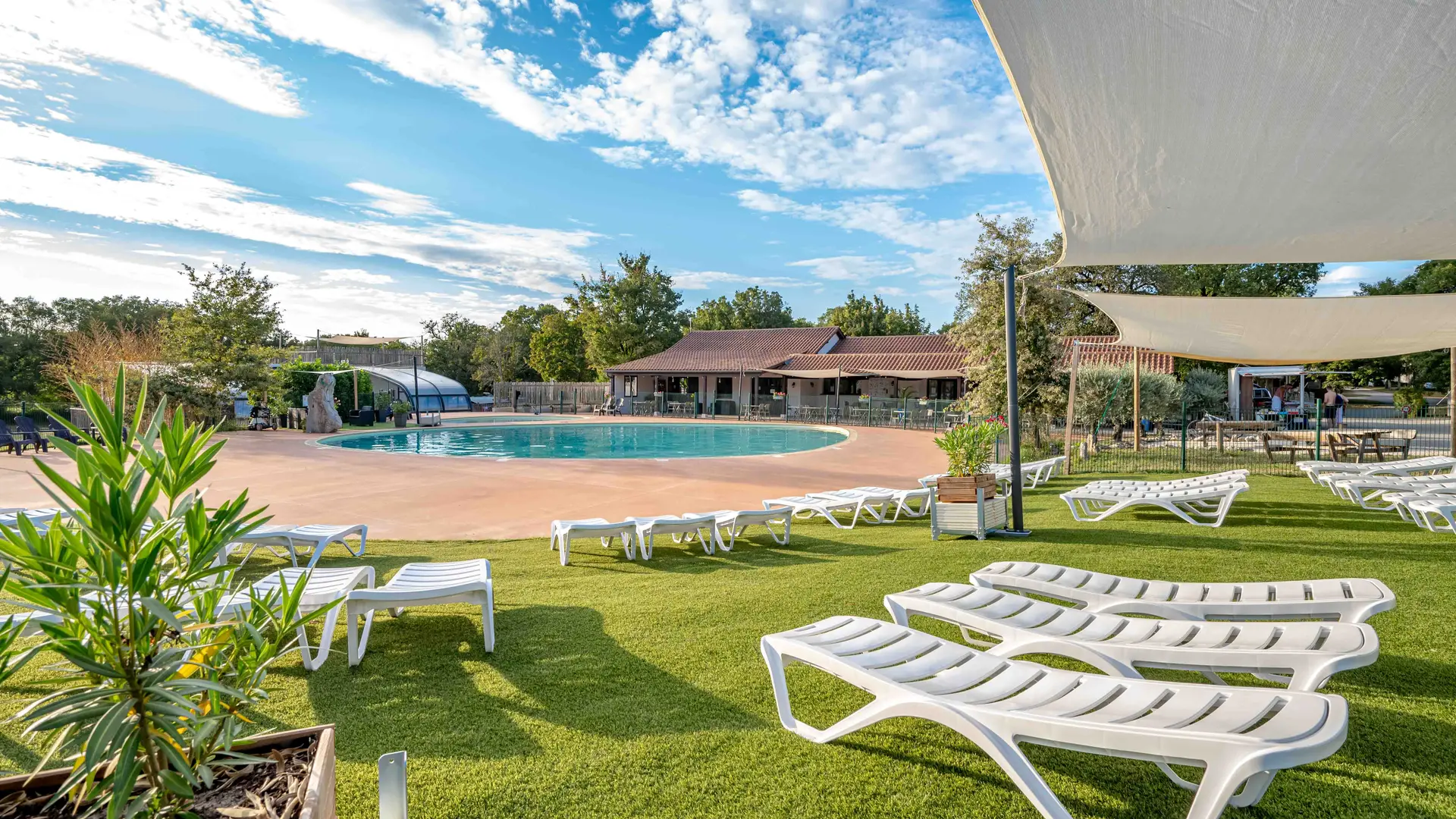 Camping-Dordogne-Les-Cigales-Piscine
