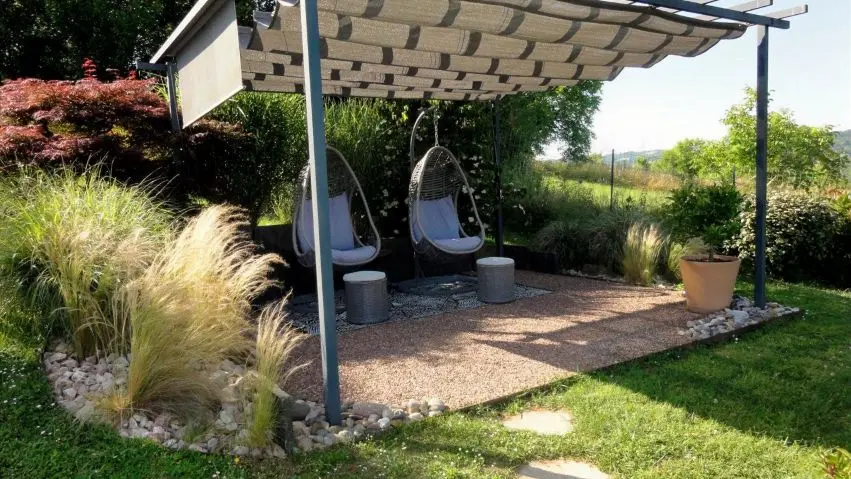 L'espace détente exterieur et ses fauteuils suspendus