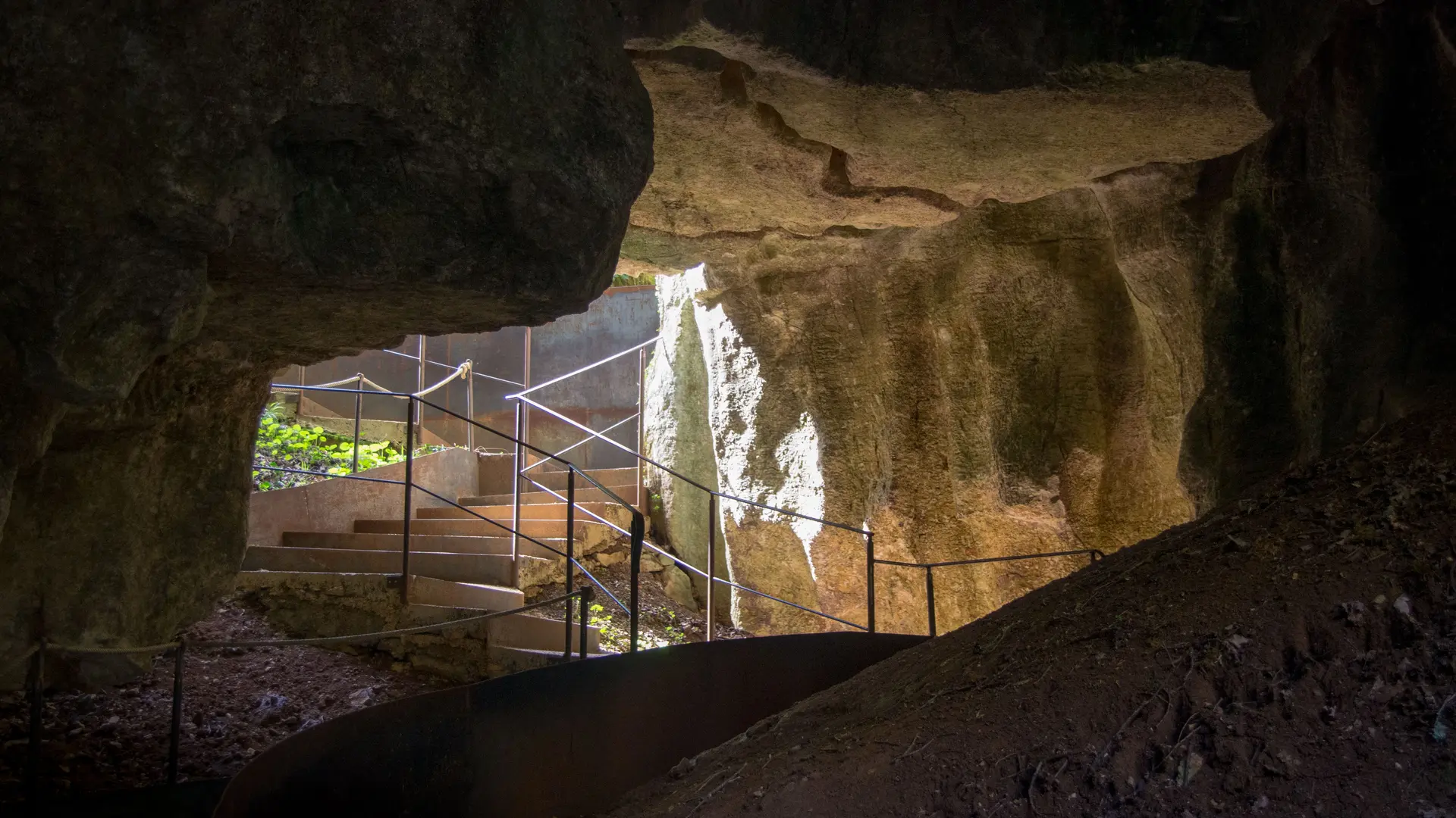 Phosphatières du Cloup d'Aural à Bach - Passage souterrain