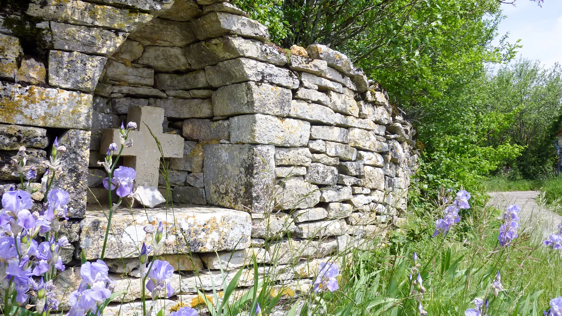 09Beauregard - Calvaire dans la pierre  © Lot Tourisme - C. Sanchez