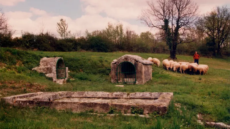 Ginouillac - Fontaine de Merlies