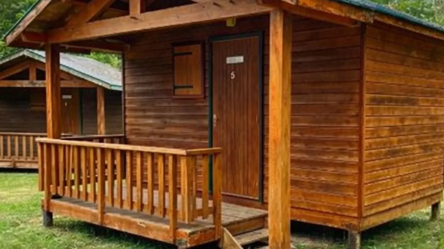 Camping Le Vert-Bois à Saint-Martin-la-Méanne, cabanes nature 2 à 4 places