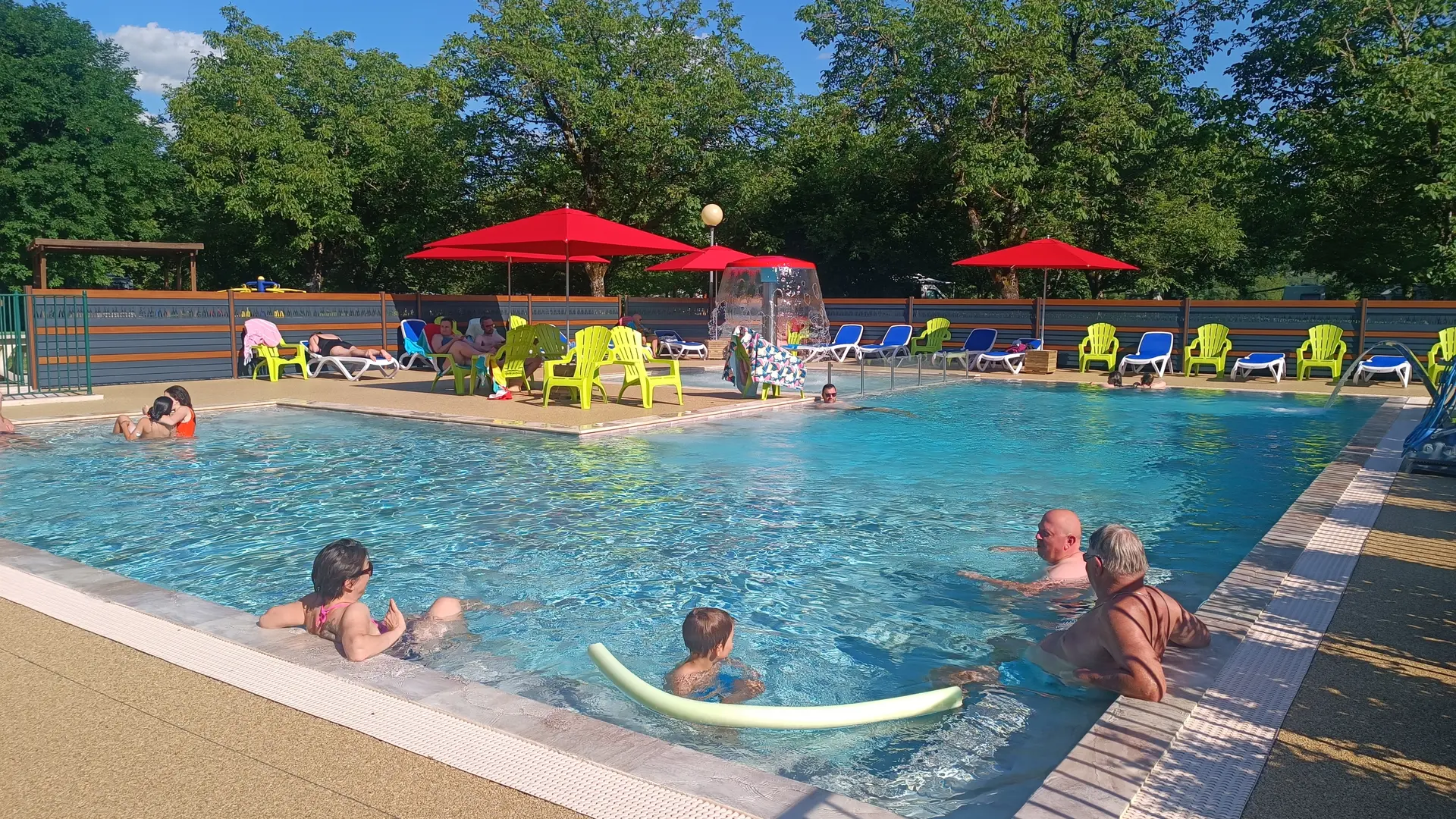 Piscine chauffée, pataugeoire, balnéo et cascade