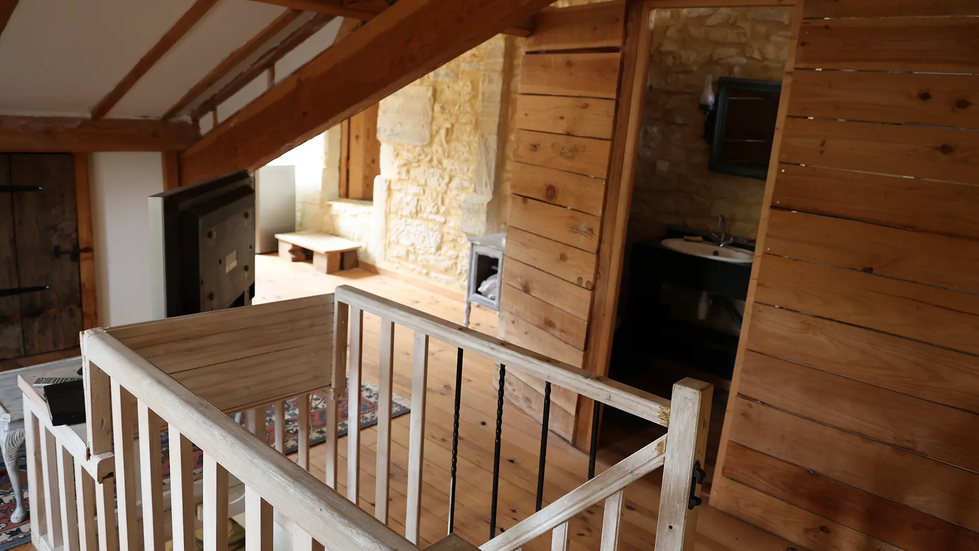 1 salles de bain (douche) + WC privative au 1er étage