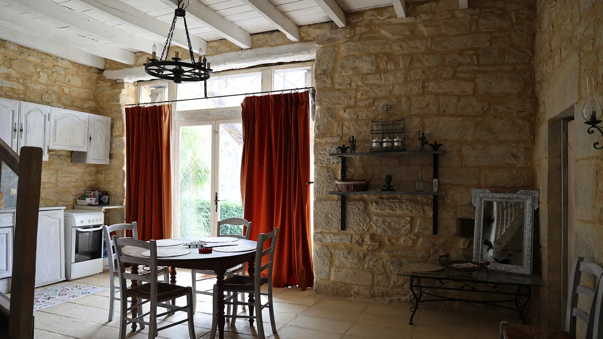 1 salles de bain privative (petite baignoire / douche) + WC  au RDC