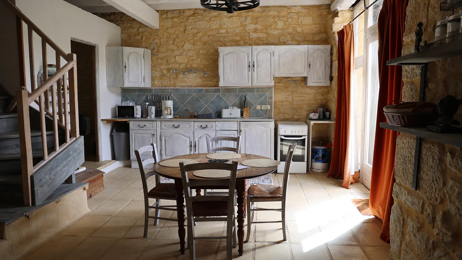 1 salles de bain privative (petite baignoire / douche) + WC  au RDC