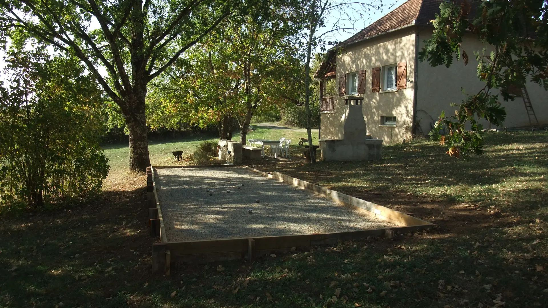 Extérieur détente, terrain de pétanque