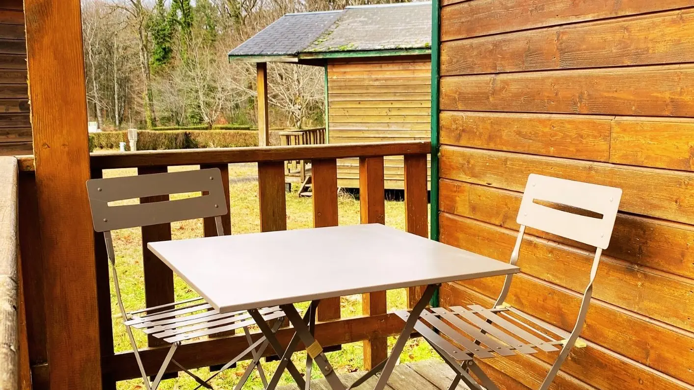 Camping Le Vert-Bois à Saint-Martin-la-Méanne, cabanes nature 2 à 4 places