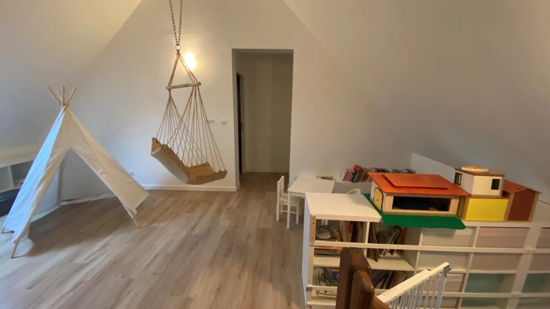 Palier : 1 canapé clic-clac 160 et espace jeux enfants / balancelle