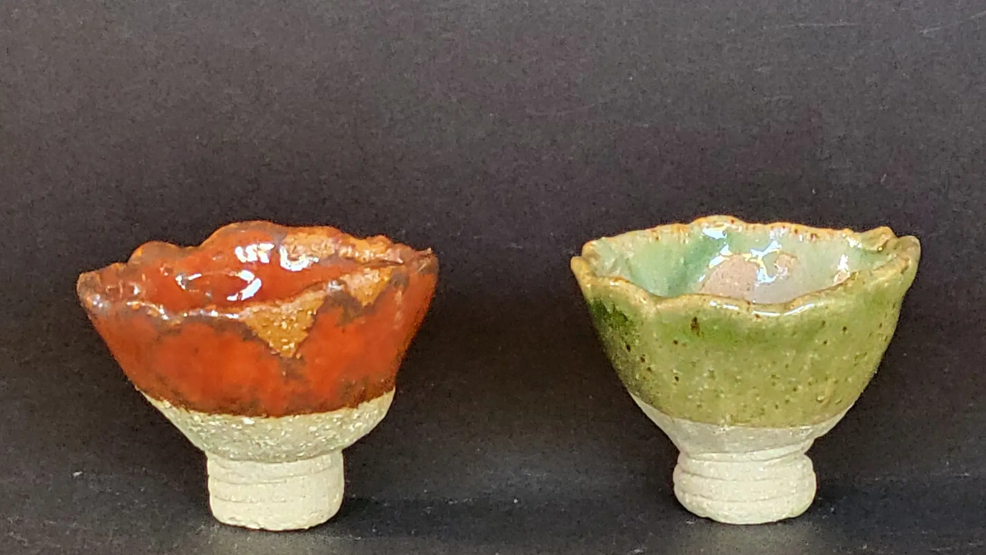 2 BOLS MODELÉS ROUGE DE FER ET VERT ORIBÉ UTILE EN TERRE POTERIE DE MEYRAGUET