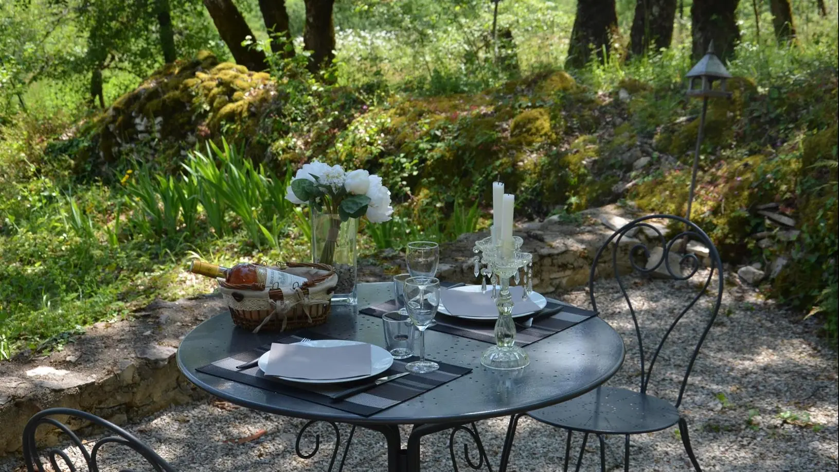 Gîte Durocher-St Denis les Martel-table jardin