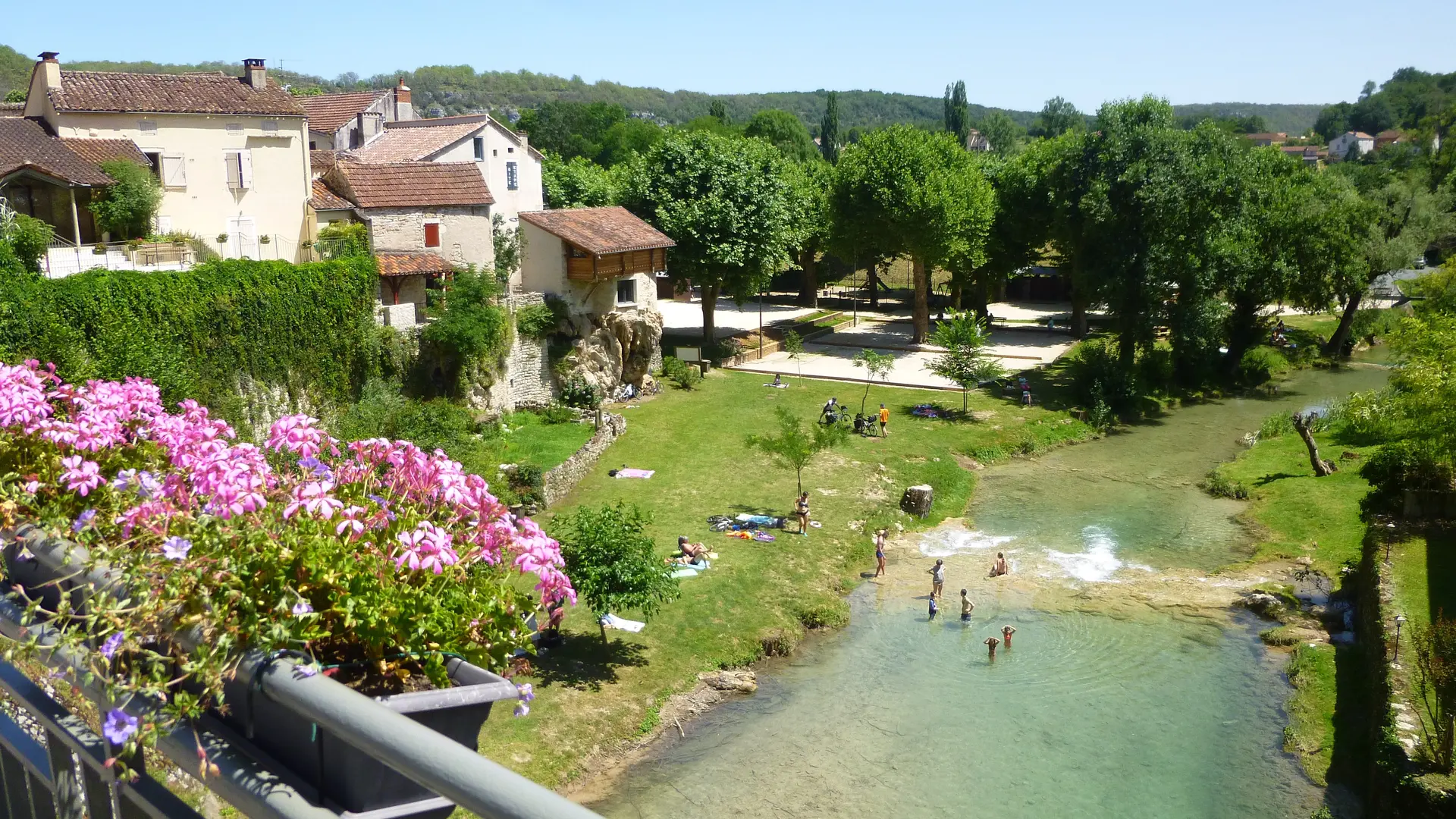 Situé au bord du Vers
