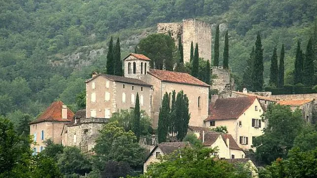 La maison est à gauche (volets bleus)