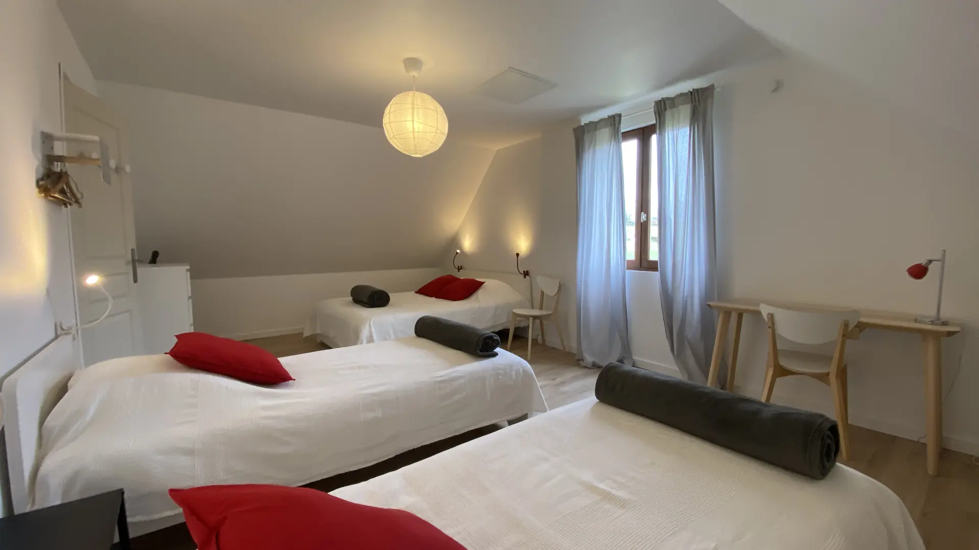 Chambre 3 : 1 lit 160 et 2 lits 90