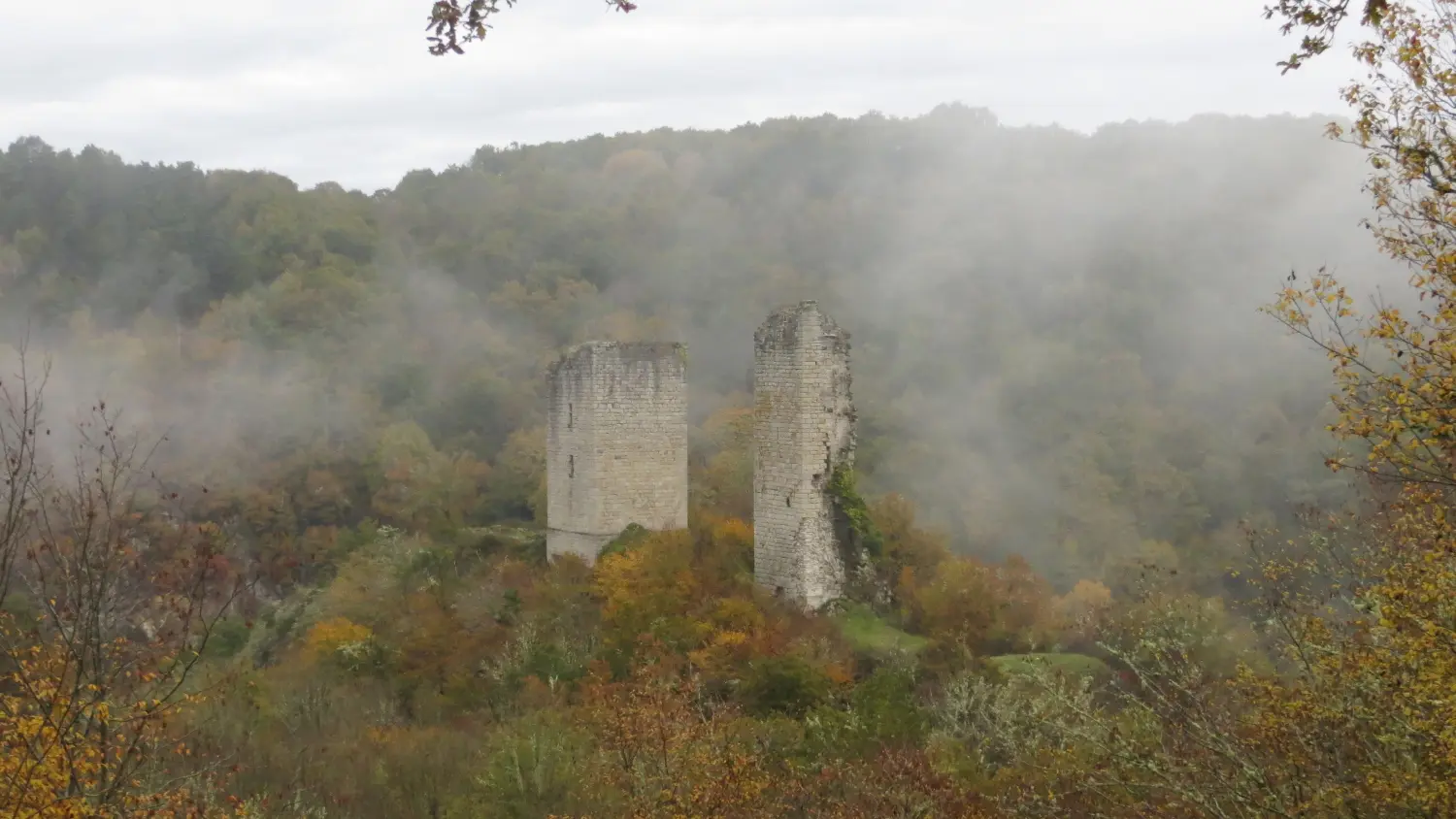 12 GOULLES - Les tours de Carbonnières (2)