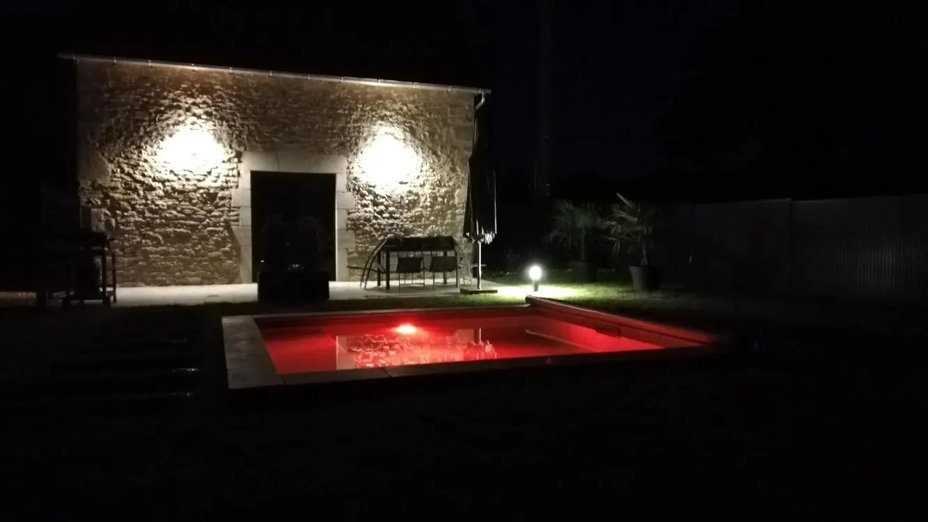 14 - Piscine by night (rouge)