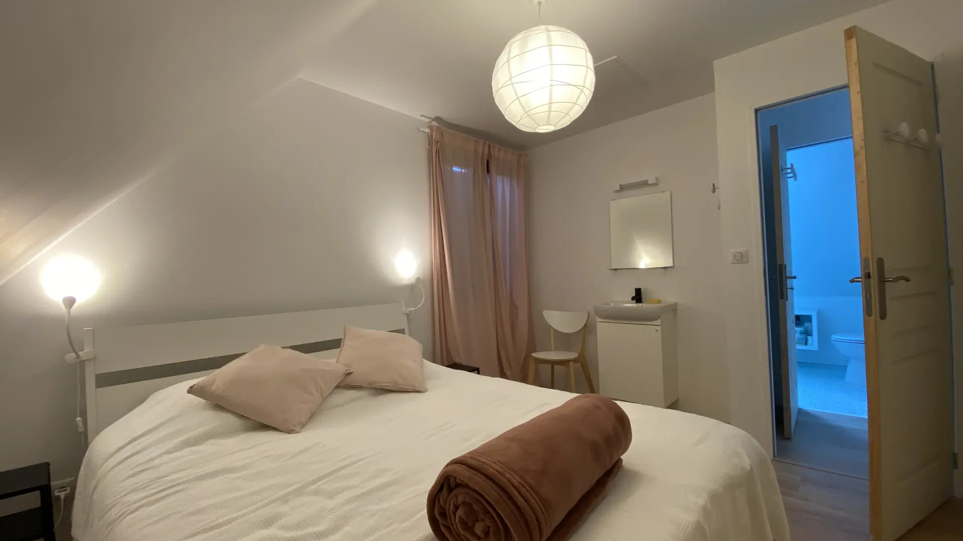 Chambre 4 : 1 lit 160 et point d'eau