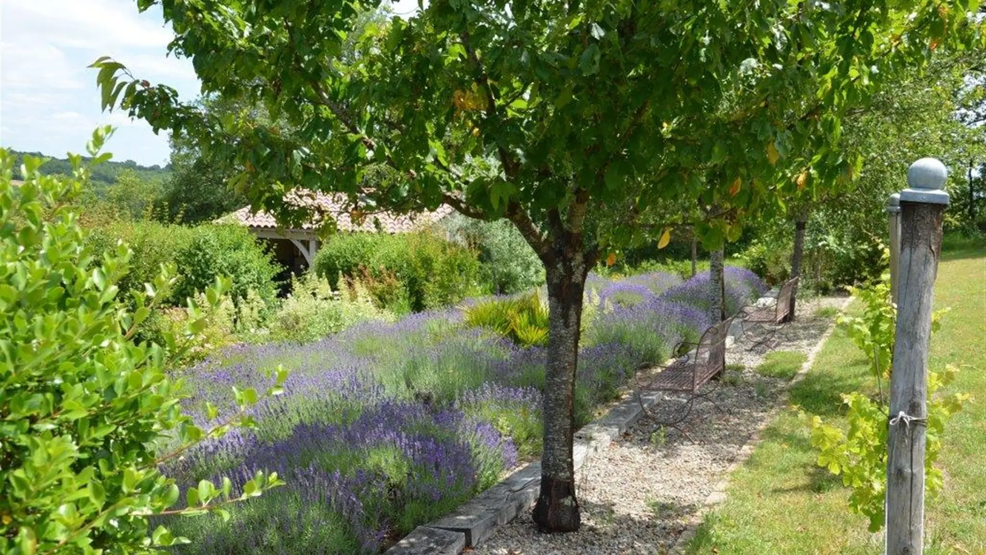 Gîte Durocher-St Denis les Martel-jardin2