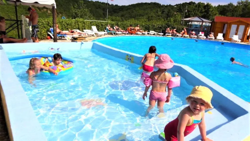 Piscine avec pateaugeoire et toboggan