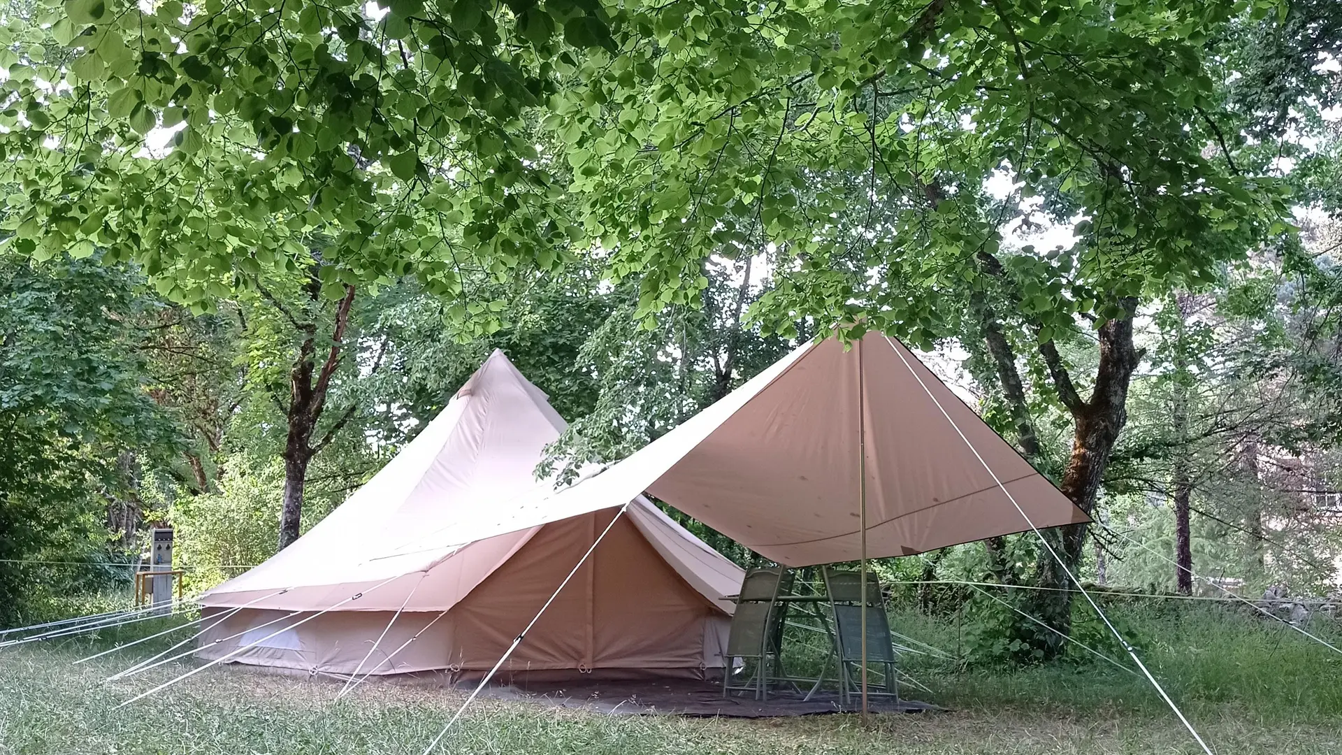 Tente Insolites Sibley     80€/nuit pour 3 ou 4 personnes avec petits dejeuner