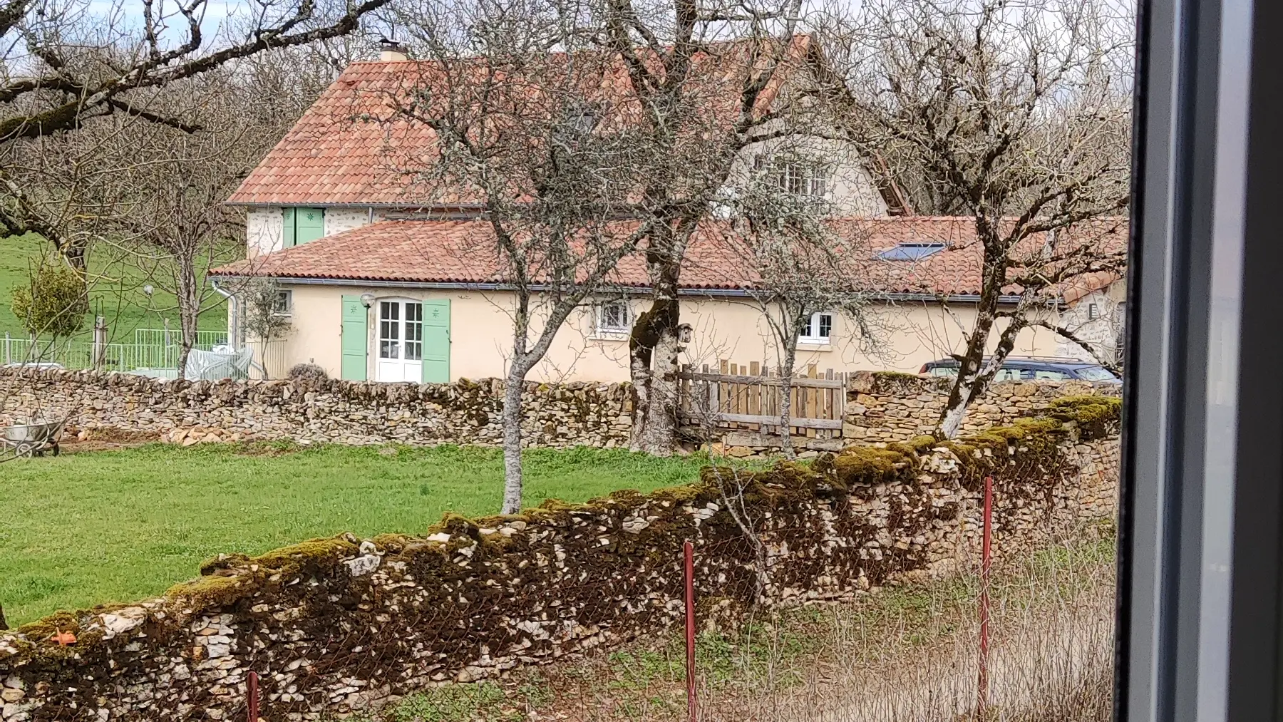 aperçu sur la campagne d'une des chambres