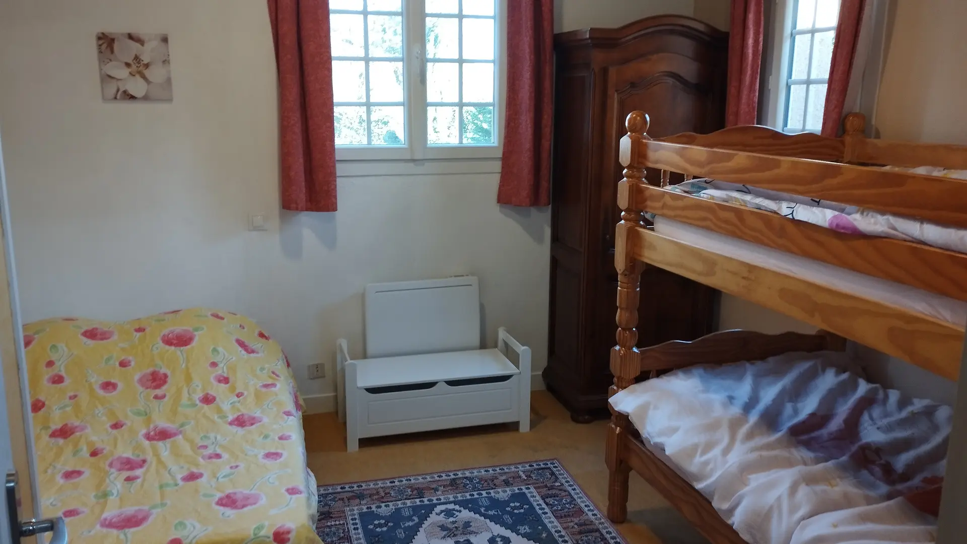 Gîte 2 : Chambre à l'étage avec 1 lit 140x190 et 2 lits superposés 90x190