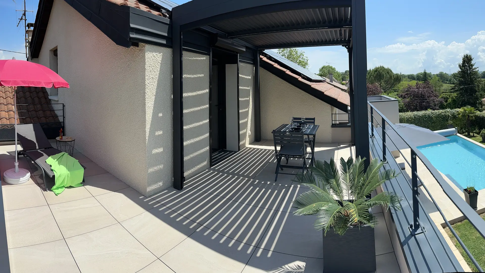 La terrasse avec pergola climatique