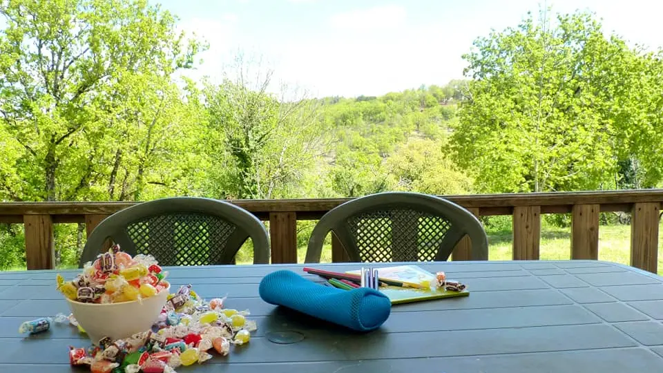 Vue d'une terrasse d'un mobil-home