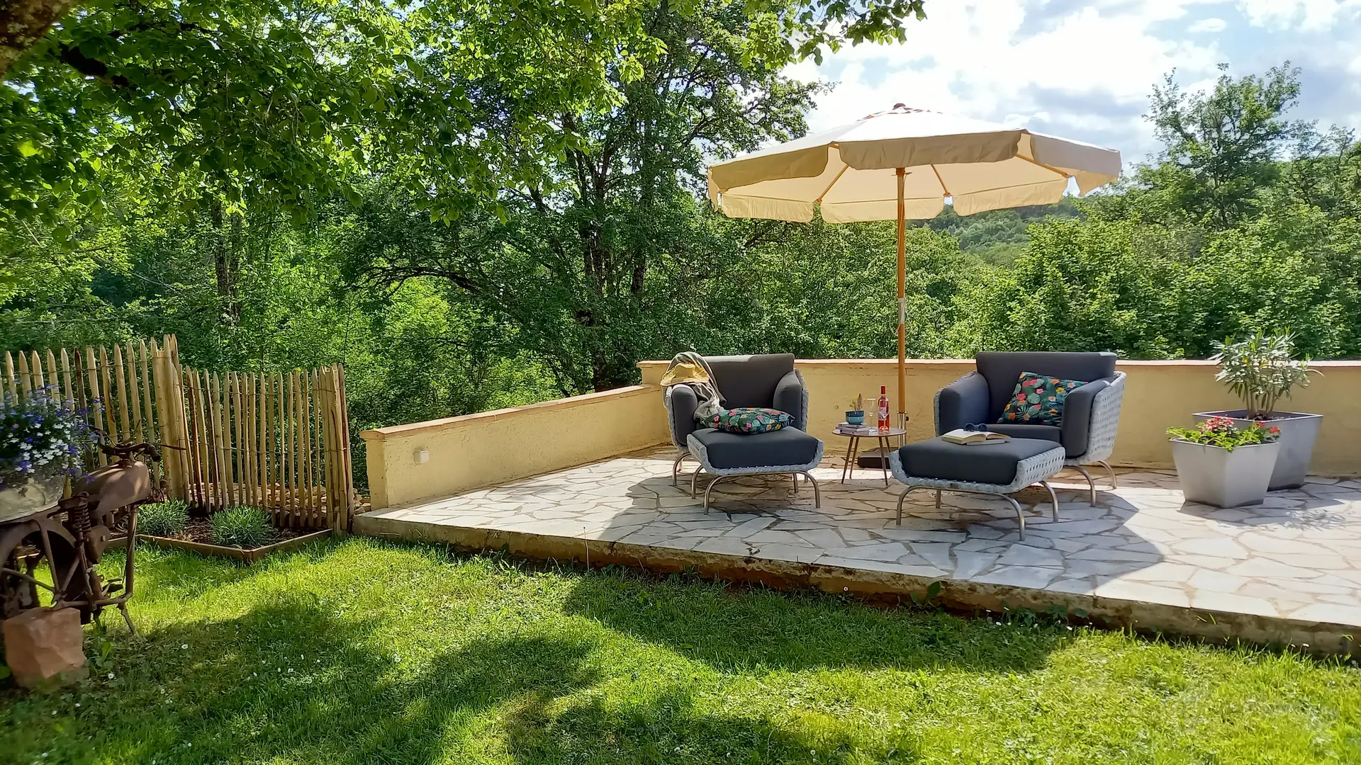 La terrase et chaises longues confortables