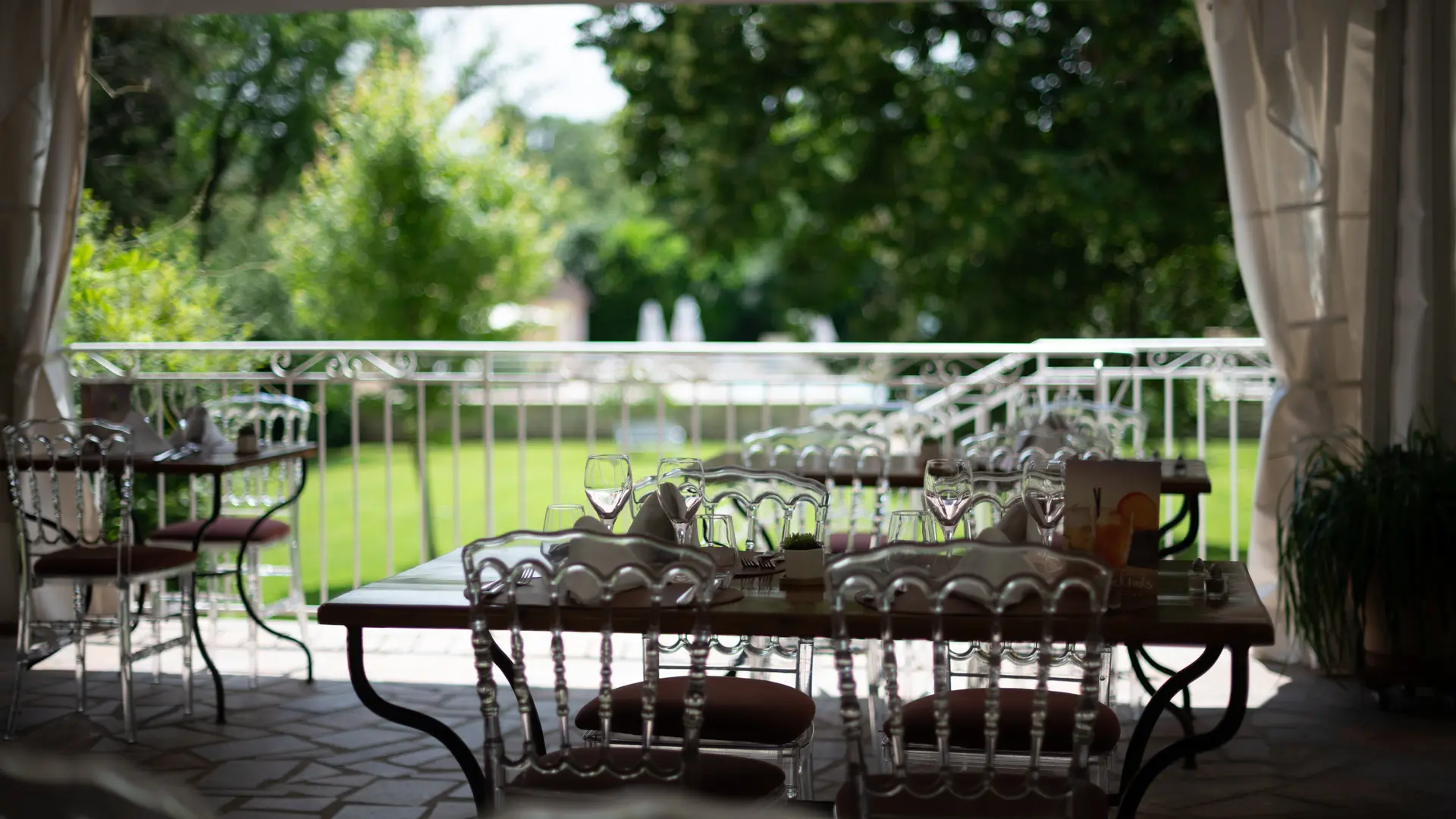 restaurant avec vue sur jardin