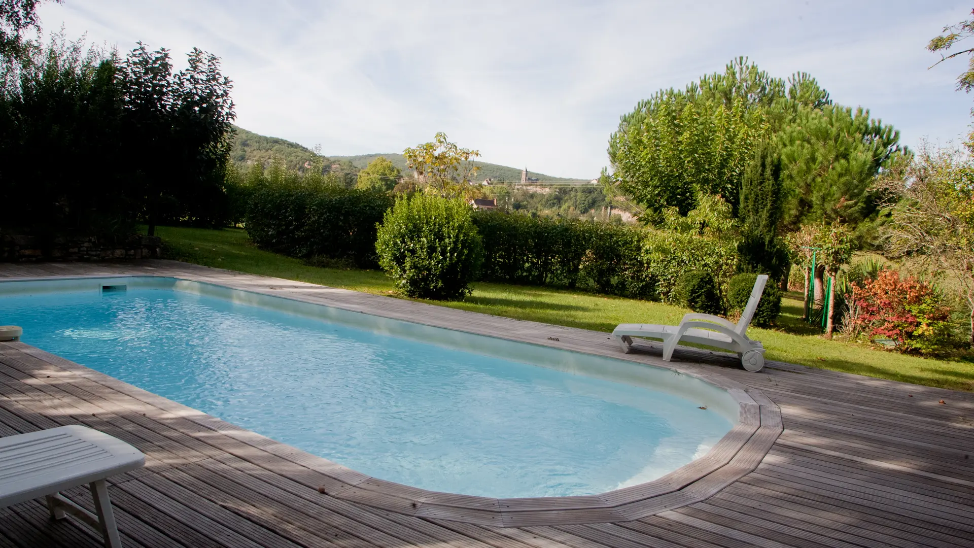 Piscine vue sur le village de Gayfié