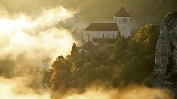 191018-Saint-Cirq-Lapopie-dans-la-brume-©Lot-Tourisme---J.-Morel-081005-082358