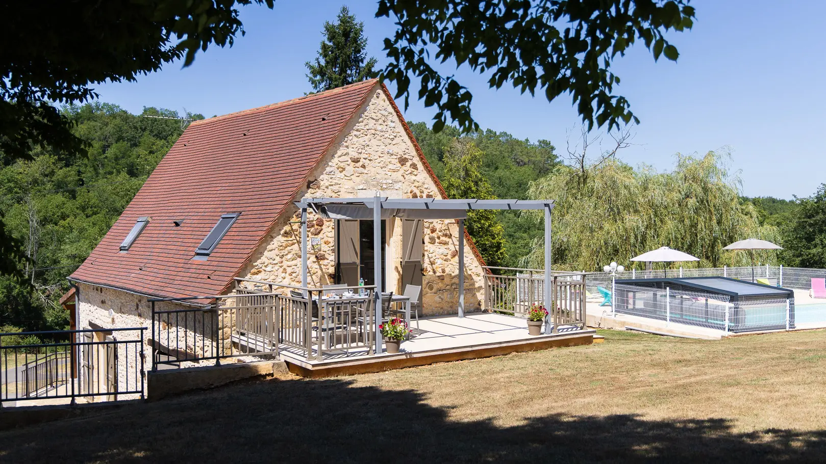 Façade et piscine