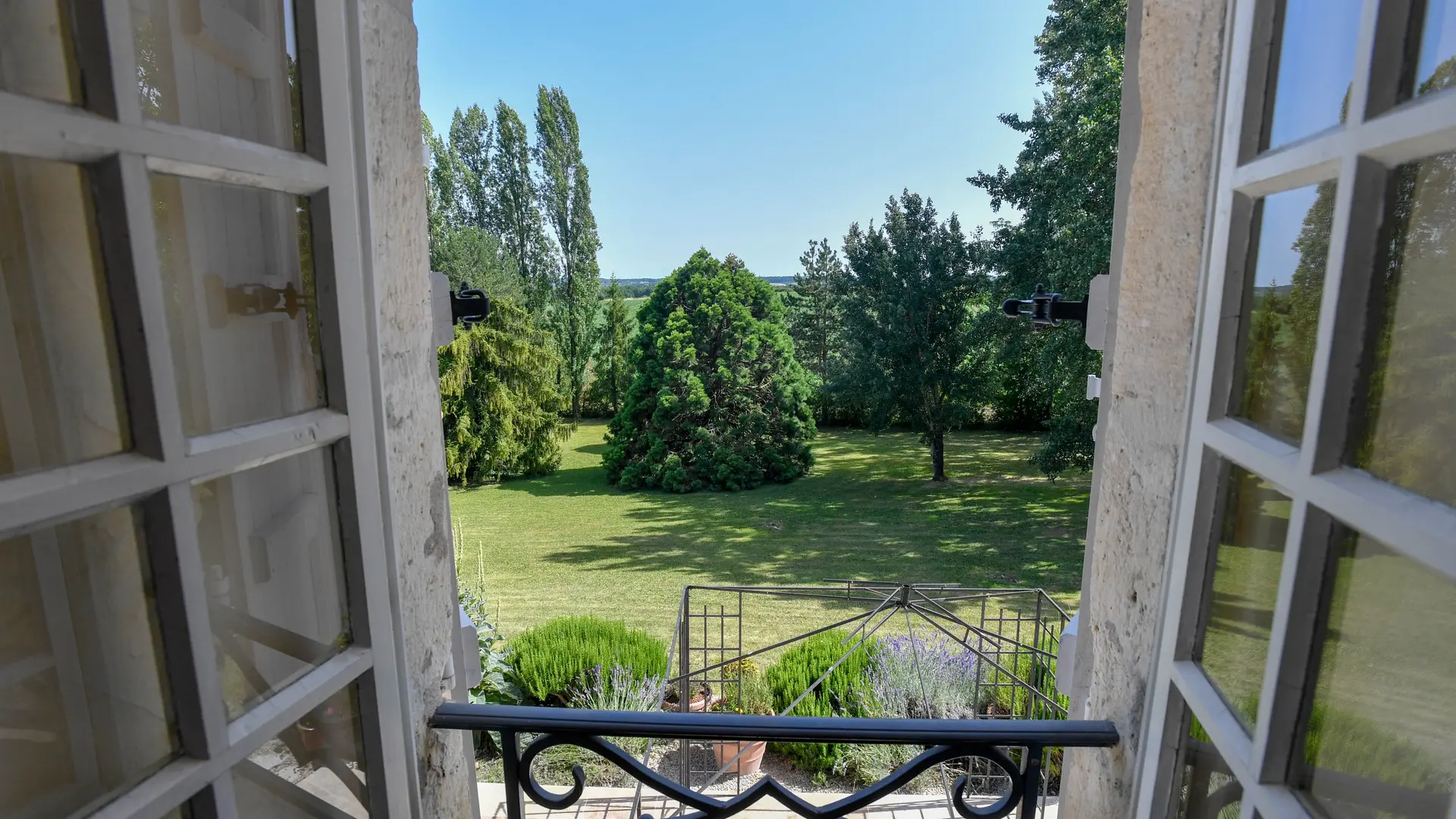 Domaine les Gaillardoux - Vue d'une chambre sur le parc