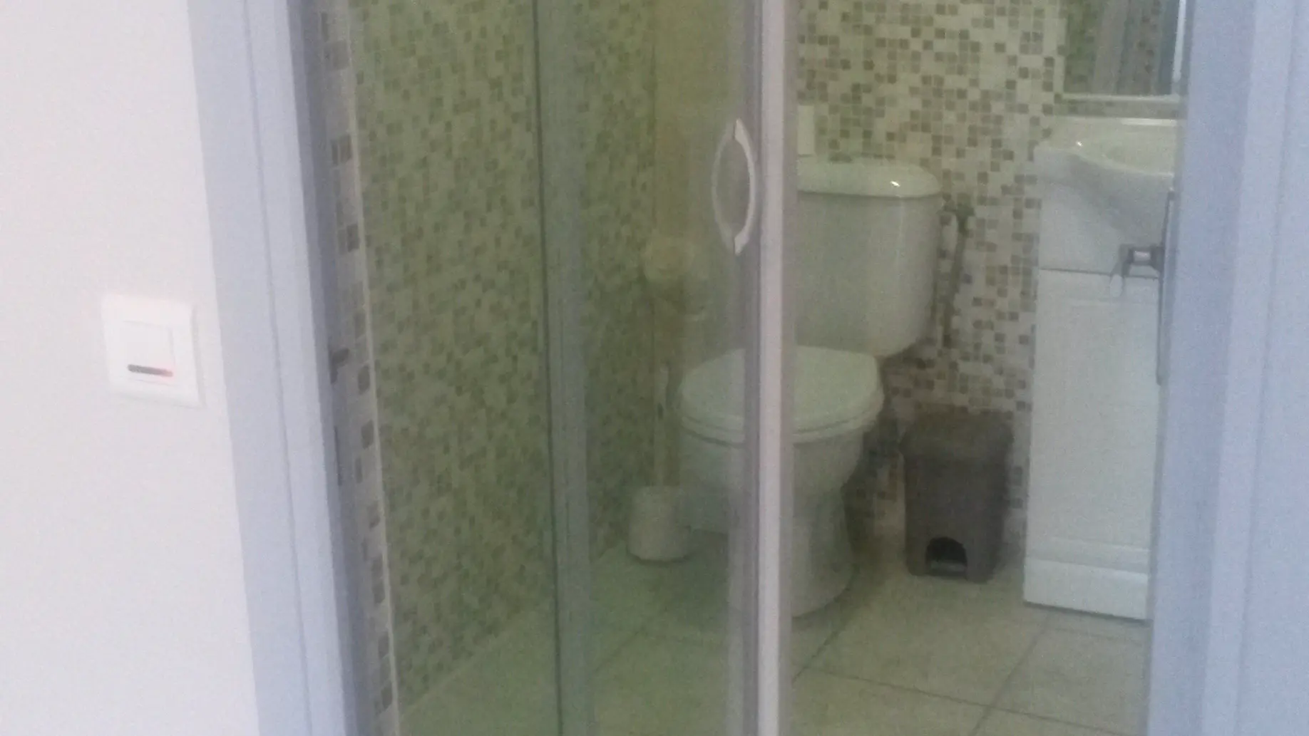 salle de toilettes avec douche 90X100 + WC