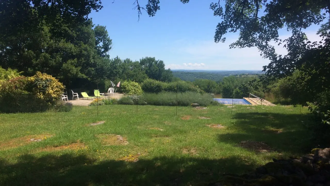 La piscine, vue sur la vallée du Célé