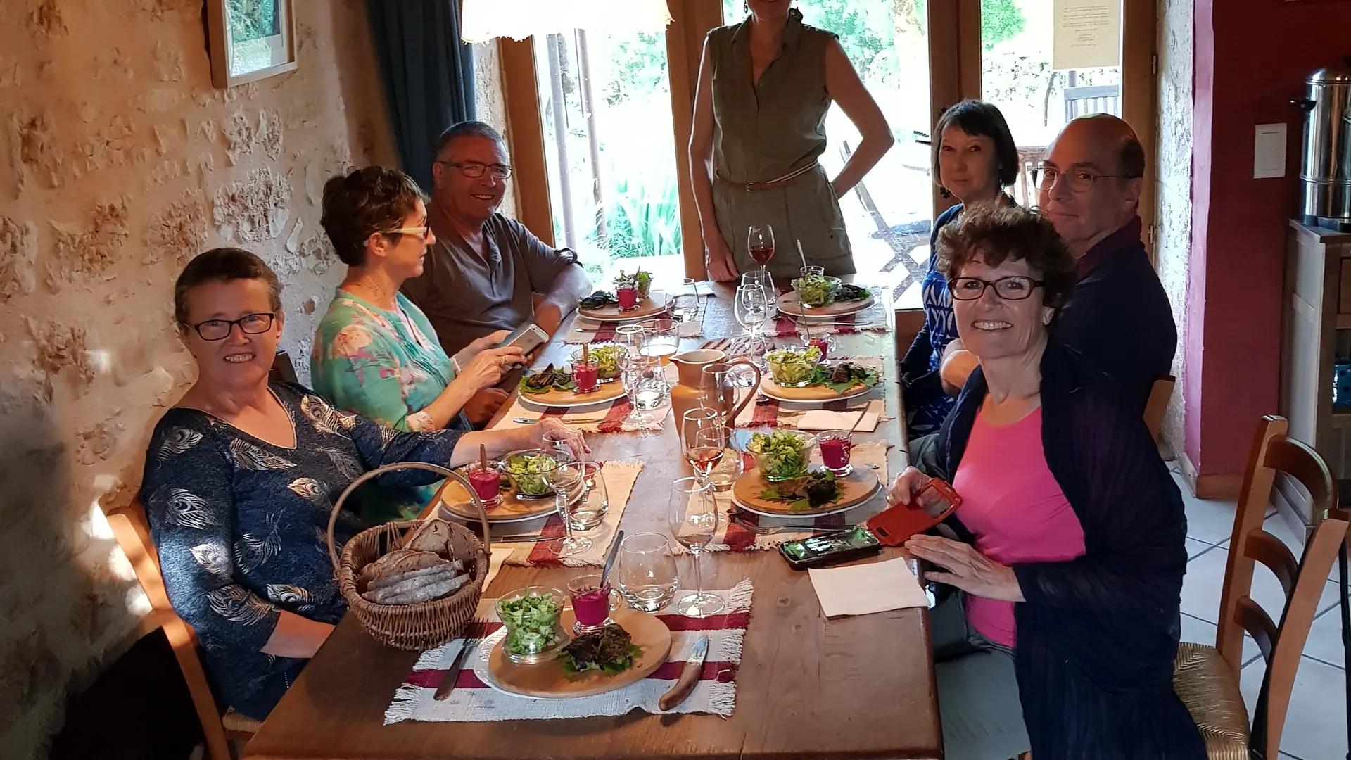 dîner à l'intérieur, il fait encore trop frais pour manger dehors!!!