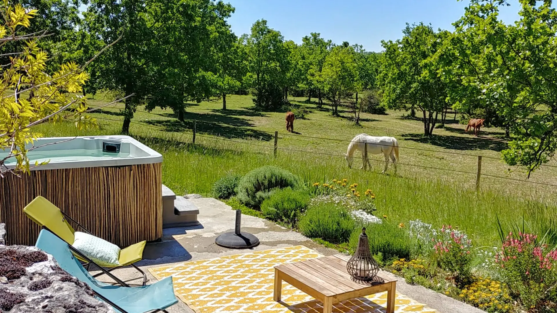 Jacuzzi 5 places avec vue sur les chevaux