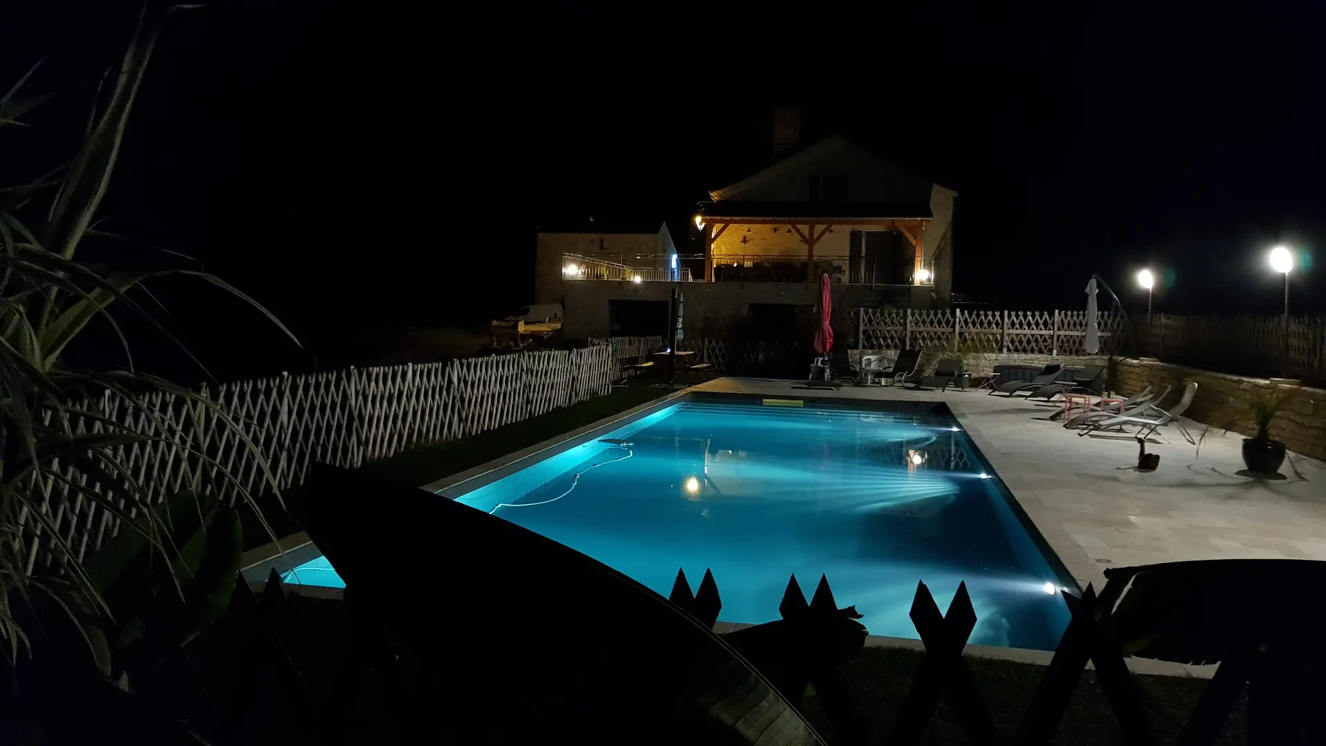 piscine la nuit