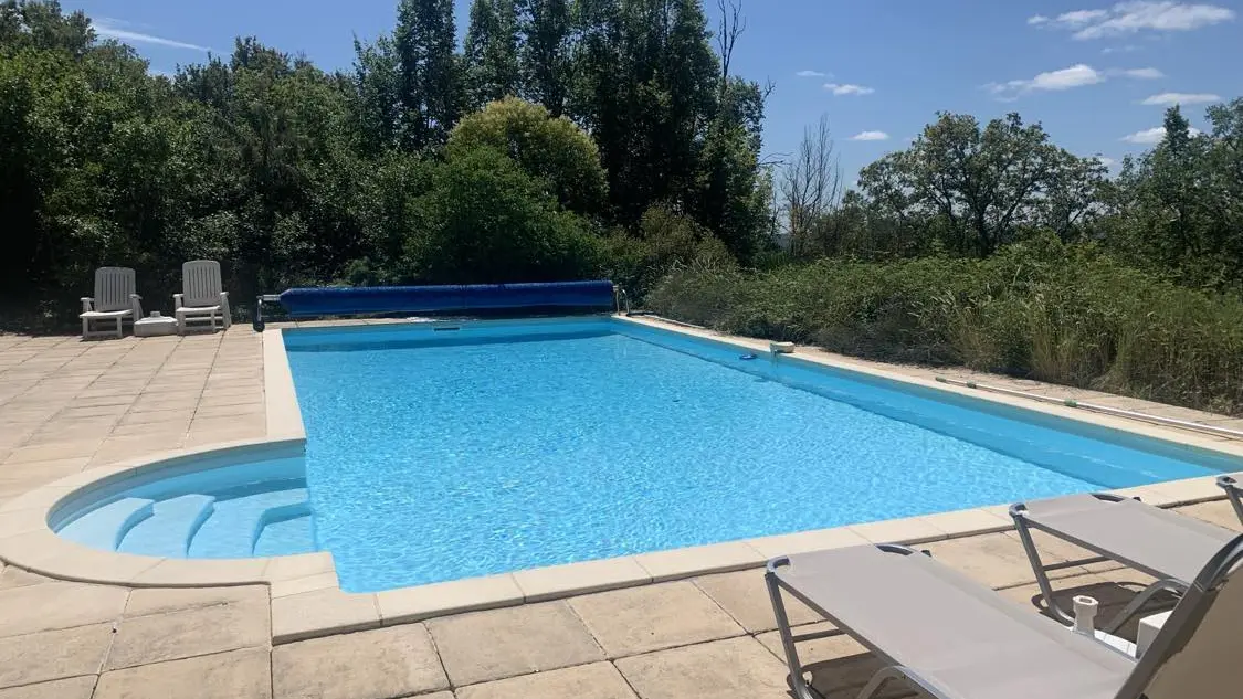 Piscine avec 10 transats