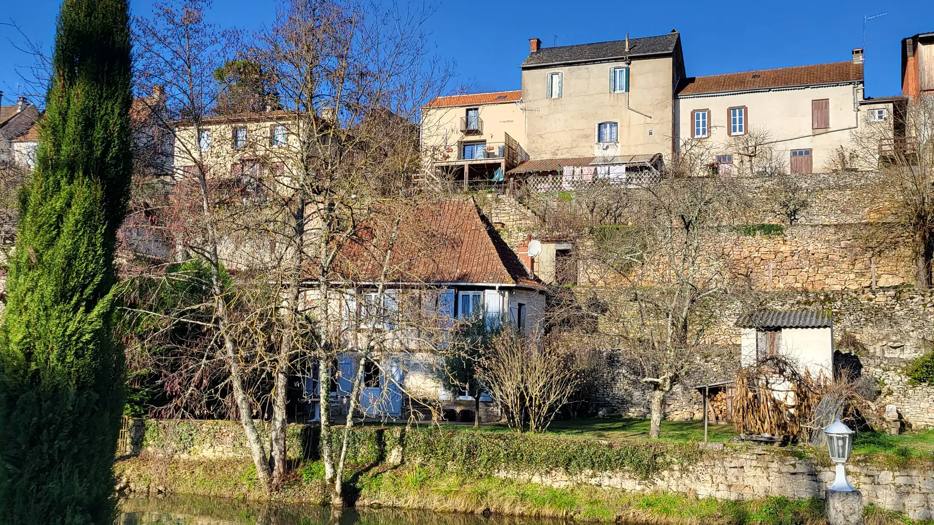 Vue depuis l'autre rive de l'Alzou