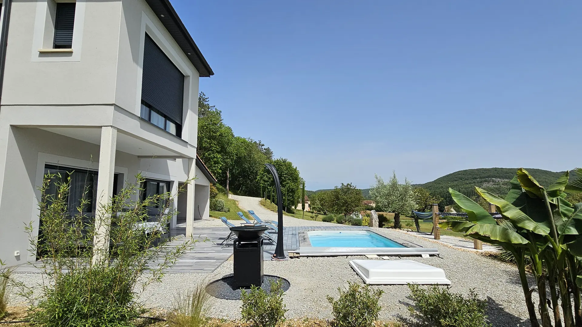 Vue sur l'entrée avec piscine et braséro