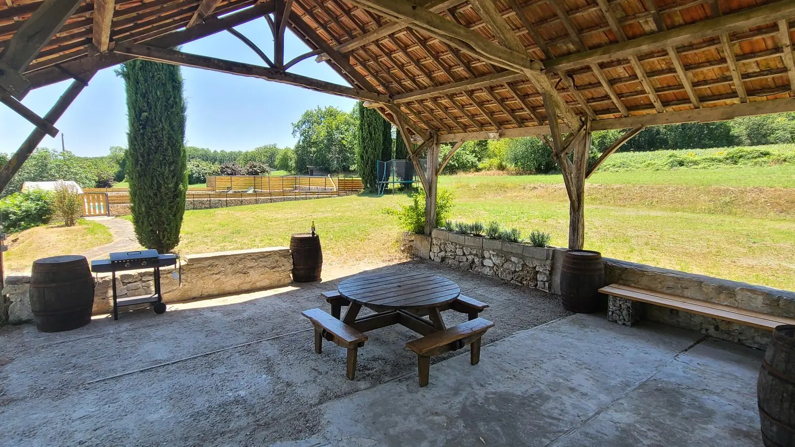 salle à manger extérieure ombragée