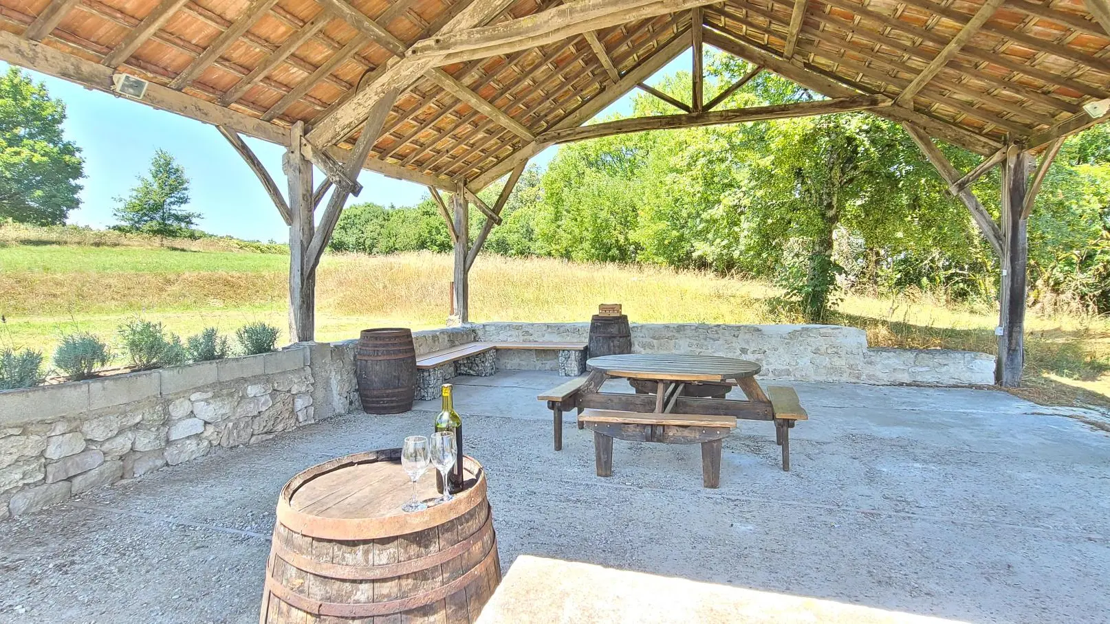 salle à manger extérieure ombragée