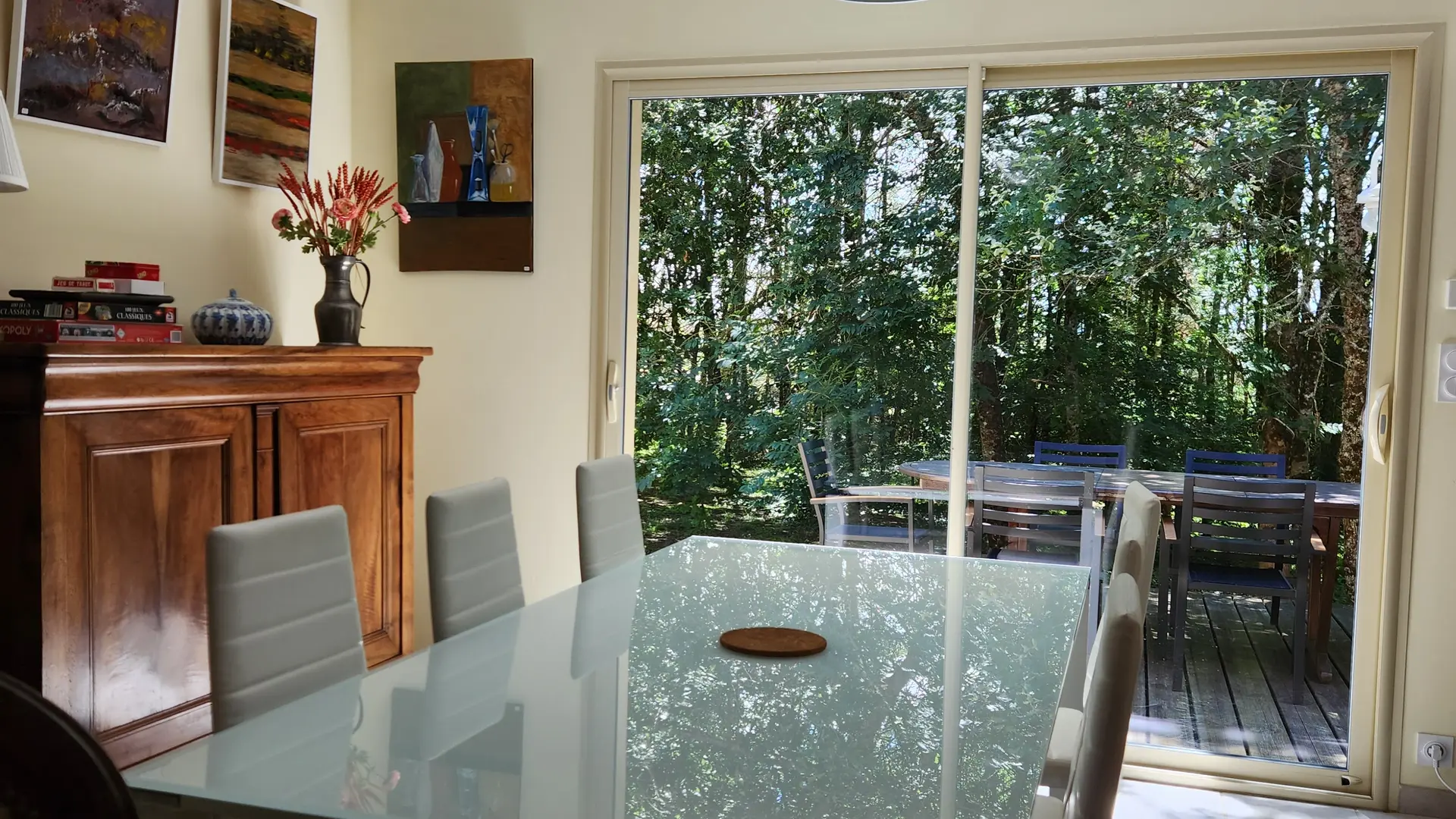 salle à manger donnant sur la terrasse et le petit bois