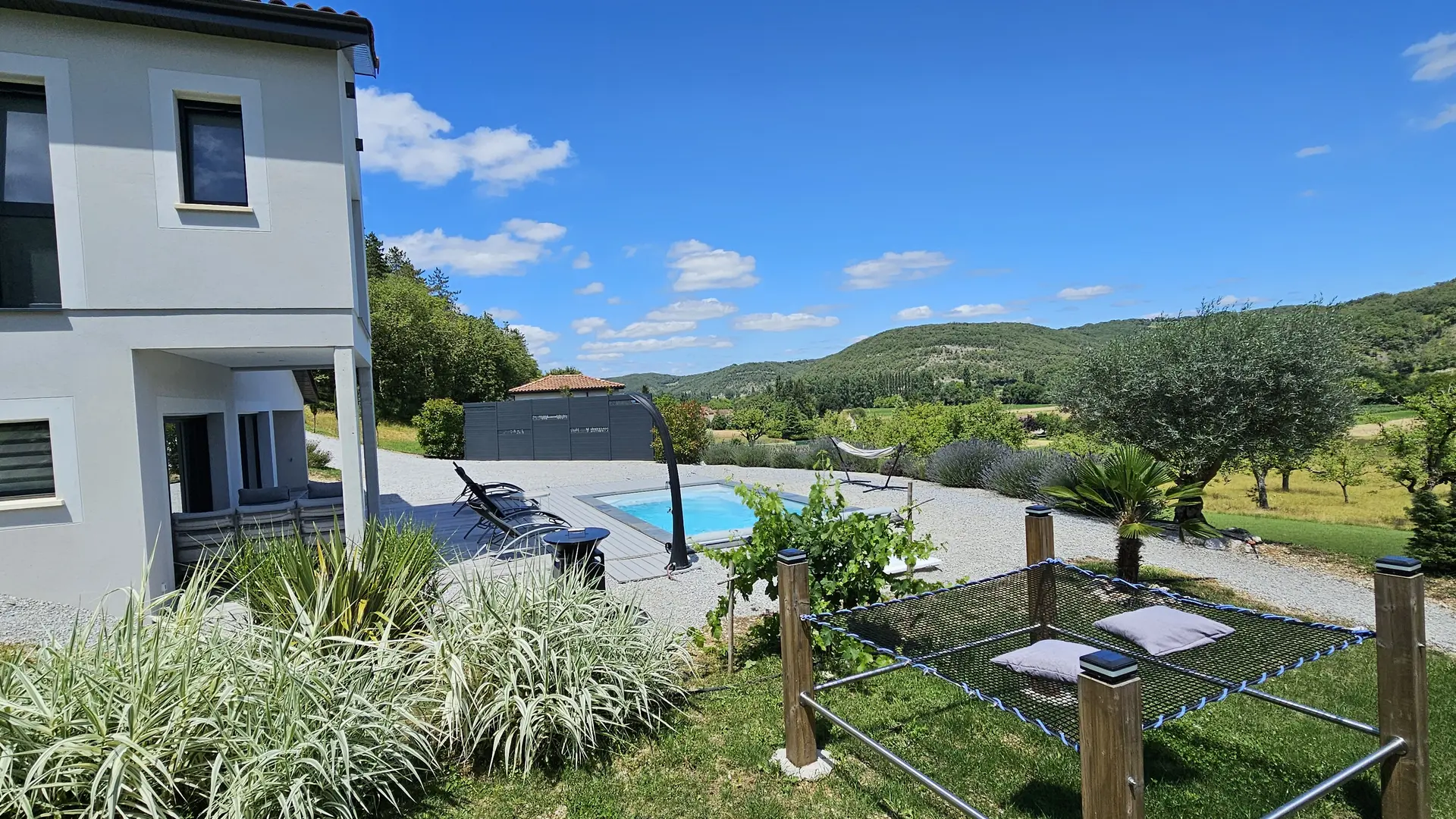 Vue sur la piscine-terrasse-brasero-filet