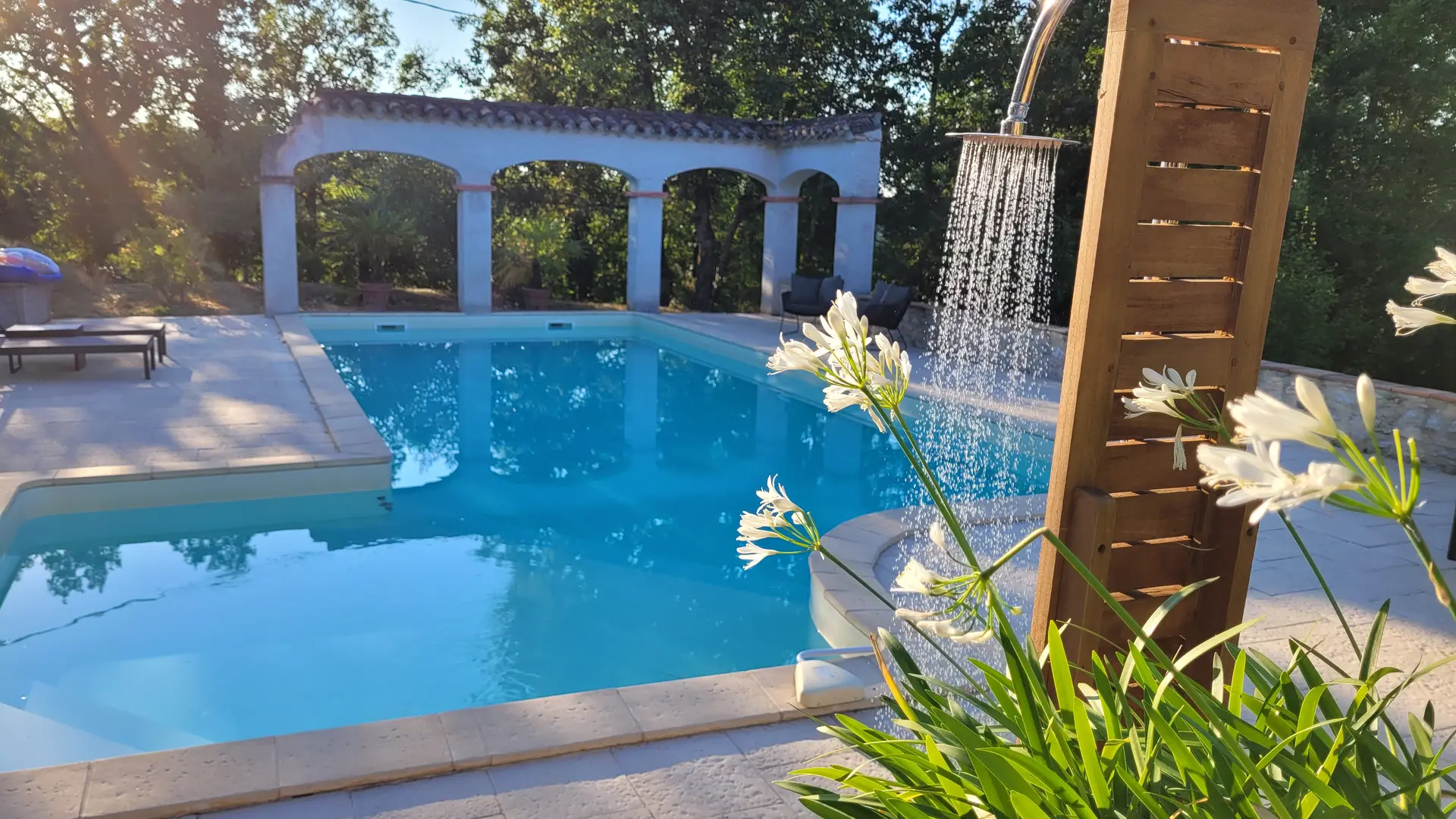 Piscine au sel 10,5x5x1,4 avec douche extérieure.