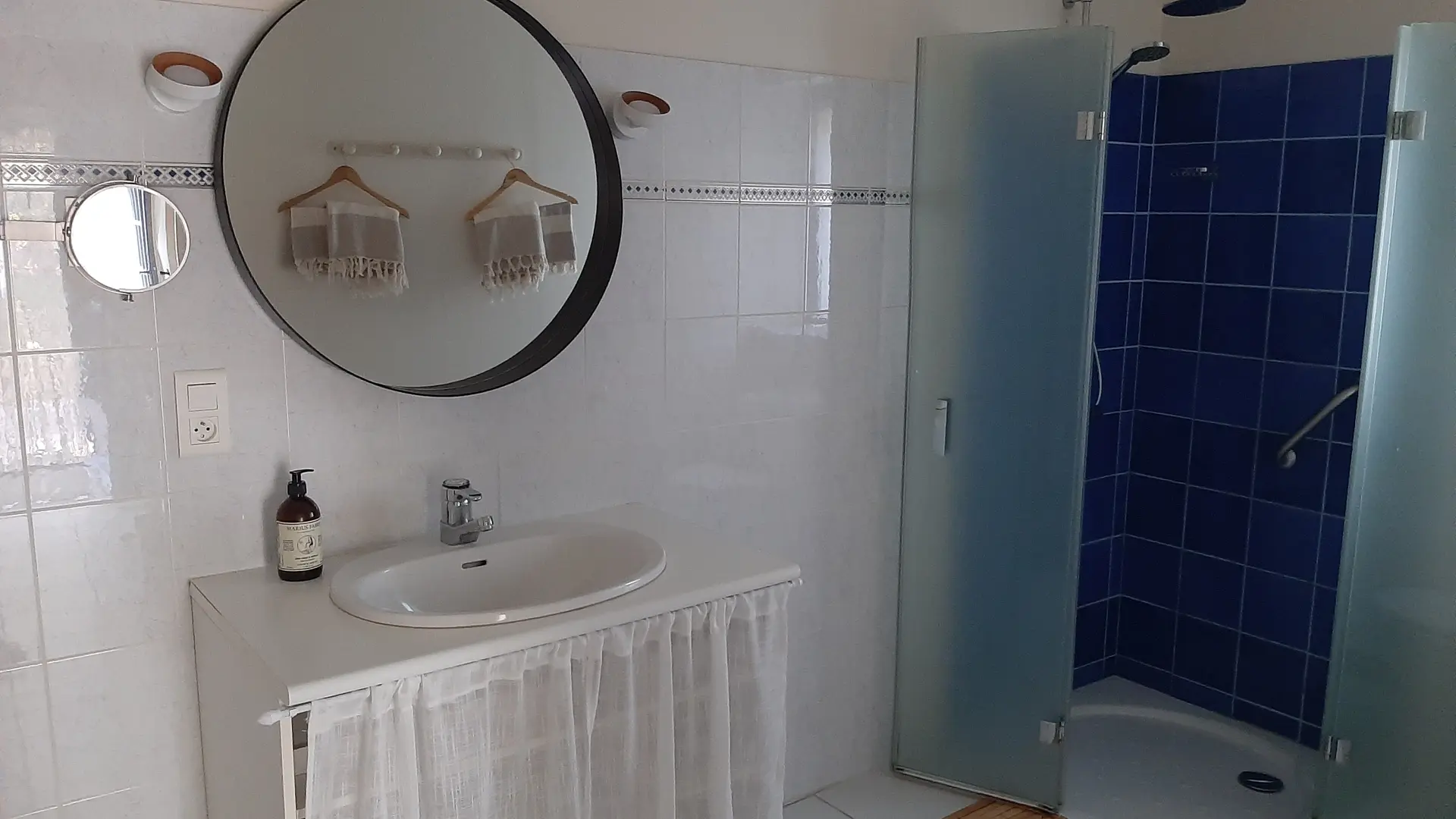 Salle de bain spacieuse avec douche à l'italienne.